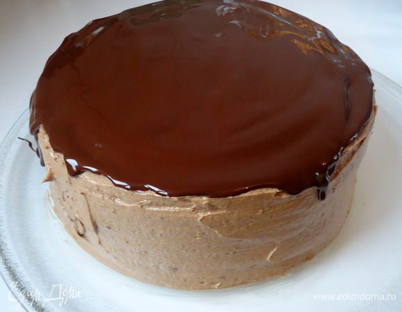 Глазурь вылить в центр торта и распределить палеткой.
