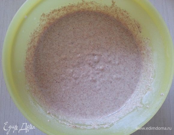 Смешать все ингредиенты для основы, накрыть и оставить на 0,5 часа, я всегда так делаю с цельнозерновой мукой, все ее компоненты должны пропитаться.