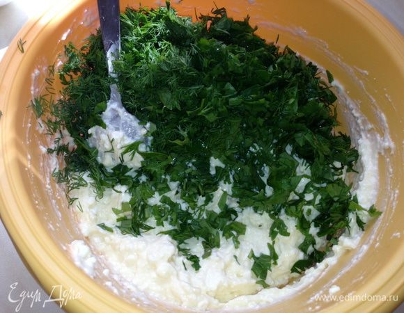 Творог смешать с яйцами, посолить, добавить мелко нарезанную зелень, натертый чеснок...