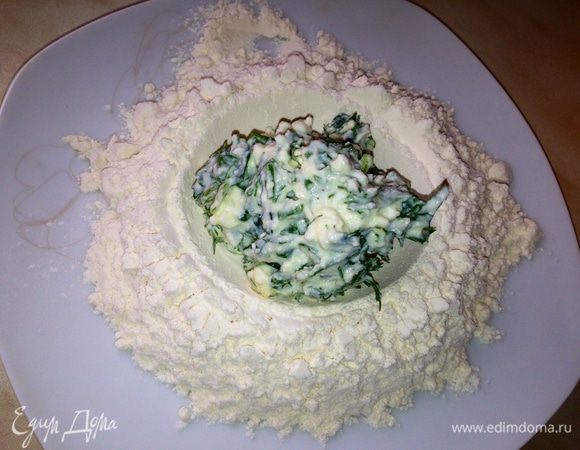 В тарелку насыпать муку и сделать в ней углубление. Столовой ложкой класть творожную смесь в муку, обваливать и формировать лепешку...