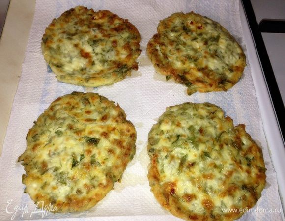 Выложить на бумажное полотенце для удаления лишнего жира...