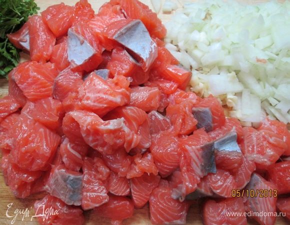 Филе лосося нарезать крупными кусочками. Лук и чеснок очистить и измельчить. Петрушку вымыть, высушить.