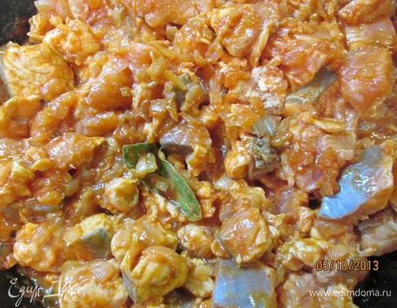 Обжарить лук и чеснок, добавить помидоры, готовить 5 мин. Положить рыбу, лавровый лист, влить вино. Готовить, пока не выпарится вся жидкость.