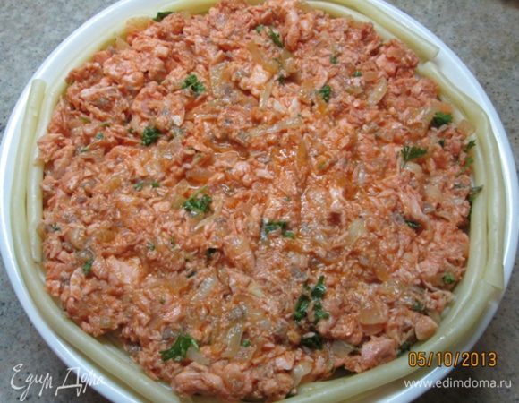 Наполнить начинкой, накрыть фольгой и поставить в разогретую до 180 град. духовку на 50 мин.