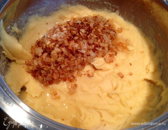 Лук и сало мелко нарезать, обжарить до золотистости. Гороховую кашу измельчить до пюре образного состояния блендером, добавить в пюре обжаренные лук и сало, посолить поперчить по вкусу...