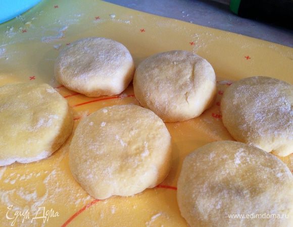 Приготовить тесто. Тесто должно получиться чуть мягче чем на вареники .  Сформировать пирожки...