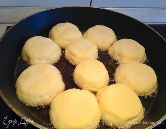 Обжарить пирожки на растительном масле. (Масла нужно примерно такое количество, как для жарки котлет)...