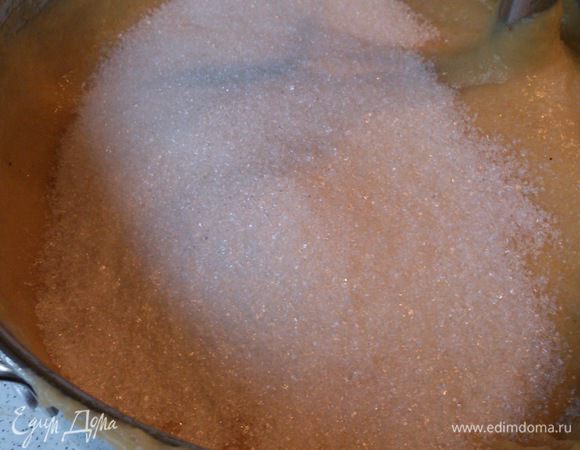 Всыпать сахар, хорошо перемешать