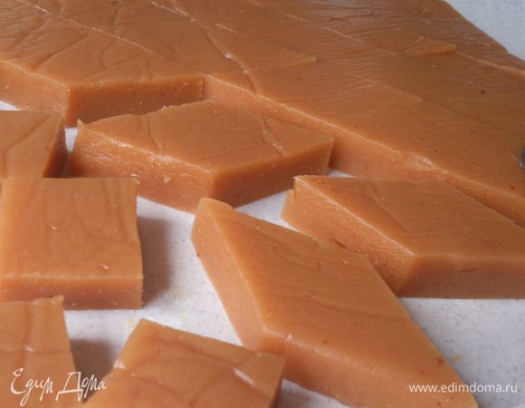 Порезать пласт кусочками любой формы. Очень удобно это делать ножом для пиццы. Сложить мармелад в лоток и поставить в холодильник на 3-4 дня. Это самый трудный момент в процессе приготовления. Очень сложно удержаться и не съесть все сразу.