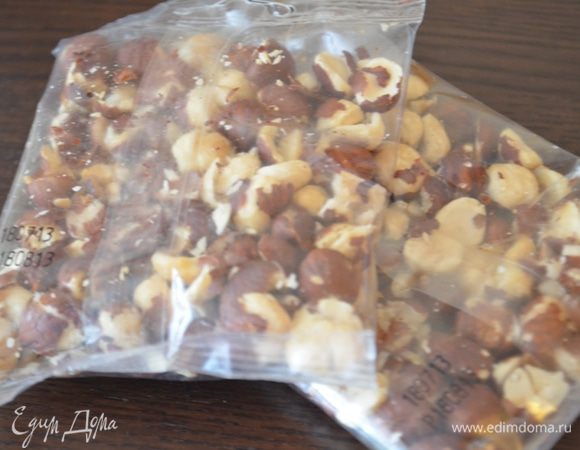 Фундук крупно измельчить.
