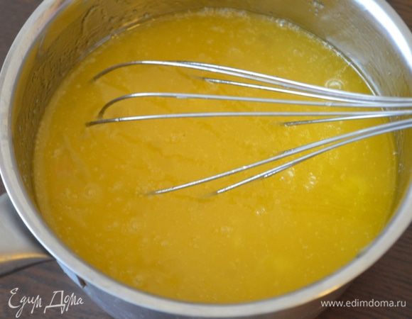 По одному вводим в масло яйца и размешиваем.
