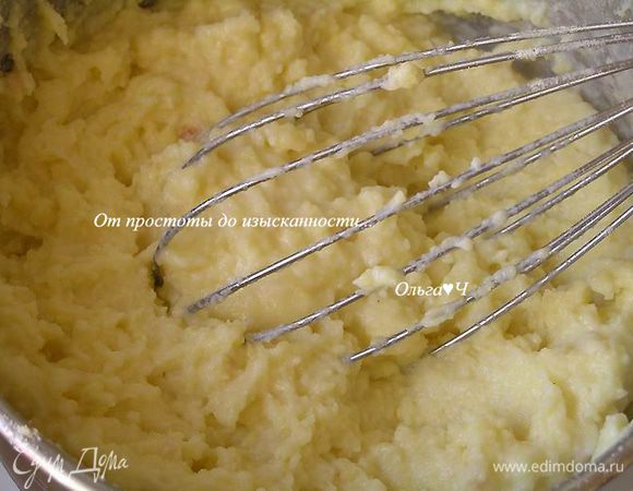 Всыпать кукурузную муку и готовить на медленном огне 10-15 минут, постоянно помешивая венчиком.