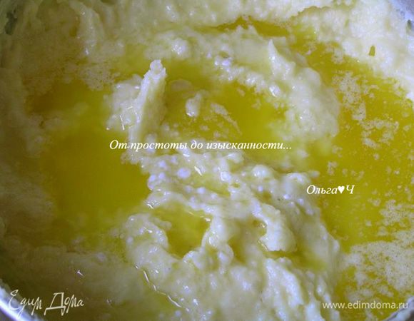 Порционно добавить сыр, тщательно перемешивая до полного расплавления сыра. На сковороде растопить сливочное масло и обжарить раздавленный зубчик чеснока. Вылить масло в поленту, перемешать.