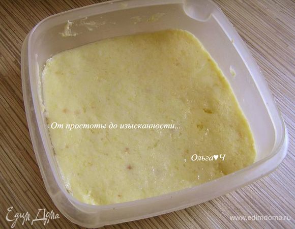 Для салата. Только что приготовленную поленту выложить на противень (или в контейнер) толщиной слоя 1,5-2 см. Дать остыть. 