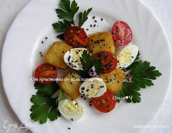 Отварить перепелиные яйца до готовности. На тарелки выложить петрушку, добавить кусочки поленты, половинки перепелиных яиц и черри. 