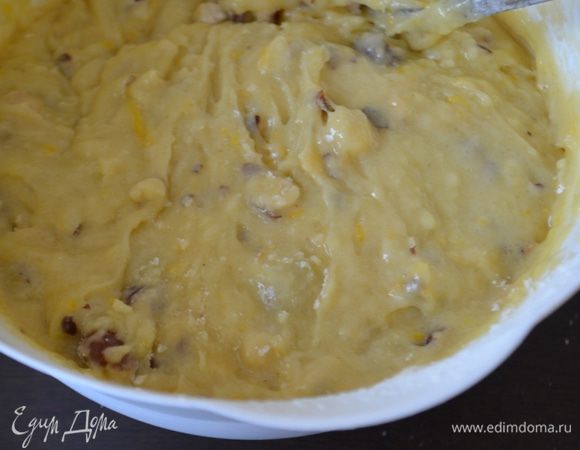 Вливаем масло в муку, добавляем орехи и замешиваем крутое, но липкое тесто.
