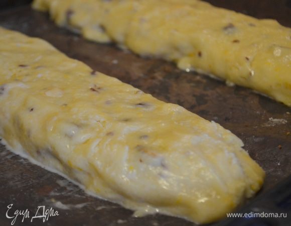 Делим его на 2 части и переносим на противень, застеленный ковриком. Формируем колбаски. 
