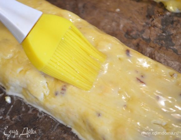 Смазать их белком.
