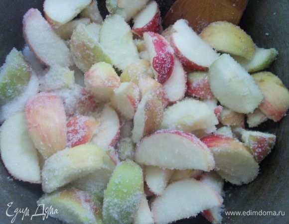 Яблоки порезать и пересыпать сахаром, оставить на 2 часа,пока не выделится сок.