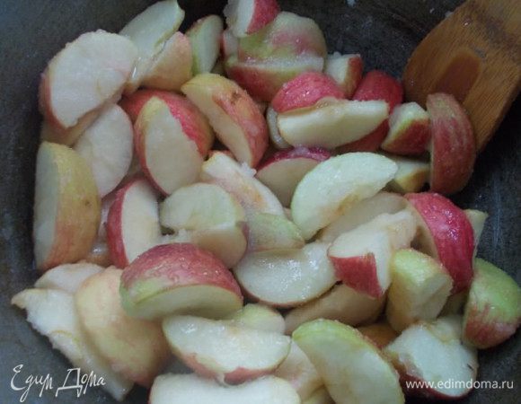 Когда сок выделиться, поставить на медленный огонь, в кастрюле с толстым дном. Время от времени помешивая, варить 20 минут.