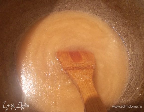 Когда яблоки станут мягкими,протереть их через сито и вернуть в кастрюлю.