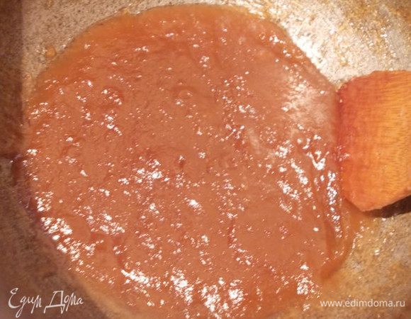 Варить,помешивая до густого состояния. У вас должна получится темная,густая масса.