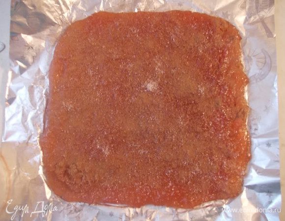 Через два дня, когда наш мармелад подсохнет, слегка притрусим его корицей.