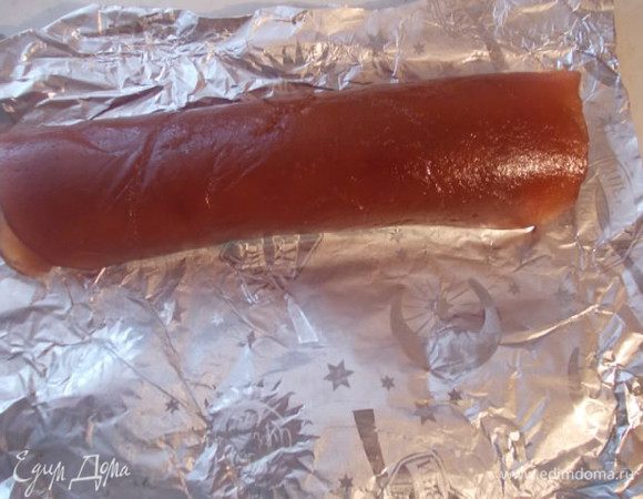 Сворачиваем рулетом, туго прижимая.