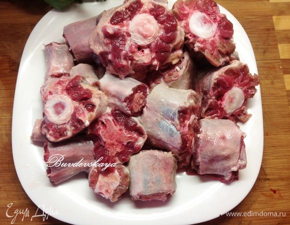 Бычьи хвосты нарезать на куски (по суставам) шириной 3-5 см, тщательно промыть под холодной водой. 