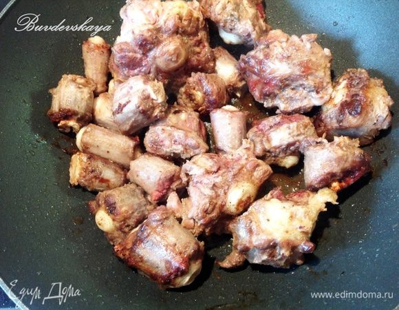 В глубокой сковородке с толстым дном  или сотейнике  разогреть оливковое масло, выложить бычьи хвосты, обжарить со всех сторон до образования румяной корочки.