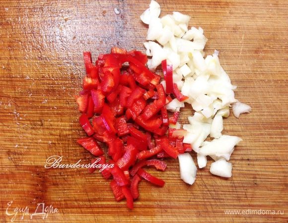 Чеснок очистить и мелко порезать.  Чили помыть, обсушить разрезать на пополам, вычистить семена и также мелко нарезать.  Добавить чеснок и чили к хвостам, влить 125 мл. вина, добавить томатную пасту и тушить несколько минут пока не выпарится вино.