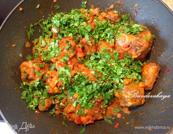 Морковь и лук нарезать мелкими кубиками. Отделить половину петрушки от пучка и мелко нарезать. Добавить овощи и петрушку к хвостам и вылить оставшееся вино.  Затем огонь убавить, при необходимости добавить немного воды, накрыть крышкой и оставить тушиться на 2-2, 5 часа, периодически помешивая. Мясо должно легко отходить от костей.