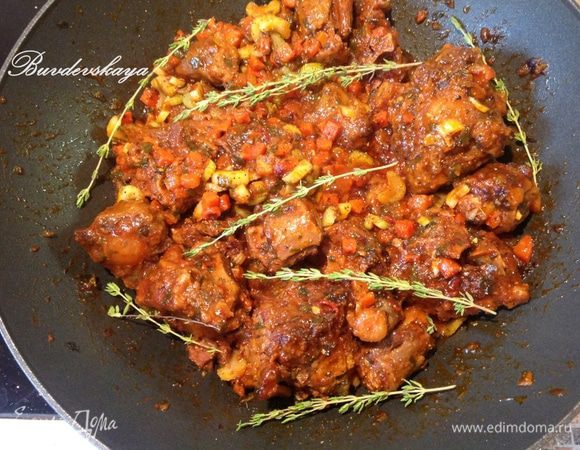 Сельдерей вымыть, зелень (если есть) отрезать и отложить в сторону. Черешки нарезать ломтиками, добавить к хвостам за полчаса  до готовности. Посолить, поперчить и добавить веточки тимьяна. Если жидкость вся выпарилась, добавить немного воды (100 мл.) Тушить все вместе еще 30 мин. 