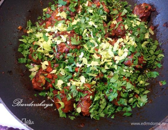 Зелень сельдерея и оставшуюся петрушку вымыть и мелко нарезать. Когда мясо будет готово,  вынуть тимьян, добавить соли и перца (при необходимости) и корицу.  Аккуратно перемешать. Рагу посыпать зеленью сельдерея и петрушки и подавать горячим с чиабаттой или багетом. ENJOY ! 