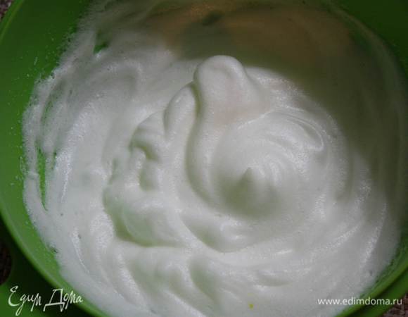 Белки отделяем от желтков. Белки взбиваем до крепких пиков, постепенно добавляя 2 ст.л. сахара