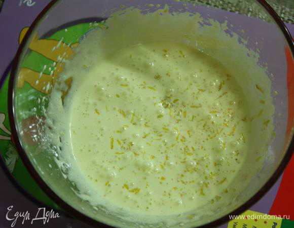 Желтки взбиваем с сахаром в крем,8-10 минут, натираем цедру...