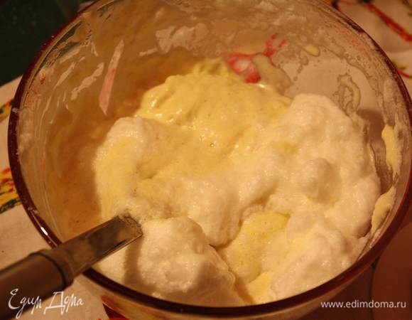 и по очереди всыпаем муки и добавляем белки. Аккуратно вымешиваем лопаткой!  Выливаем тесто в форму и ставим в разогретую до 160 г духовку на 25 минут. Проверяем готовность зубочисткой.Достаем, остужаем в форме и режем на 2 коржа.