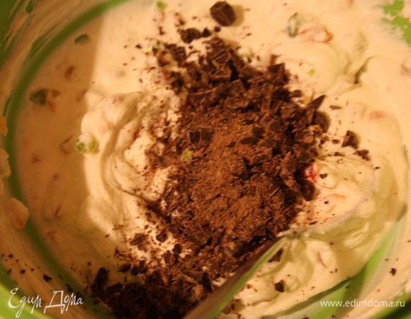 Теперь готовим начинку. Рикотту взбиваем с сахаром, добавляем мелко нарезанные цукаты, порубленый шоколад. перемешиваем. Взбиваем сливки до пиков.  Добавляем взбитые до пиков сливки и вино. Перемешиваем. Убираем в холодильник до использования.