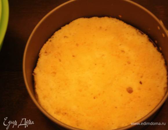 Пропитка. Воду с сахаром доводим до кипения, немного остужаем и добавляем алкоголь. 
