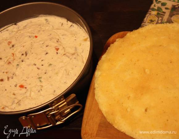  Собираем в форме. Пропитываем хорошенько корж, кладем всю начинку и накрываем пропитанным верхним коржом. Убираем на ночь в холодильник.
