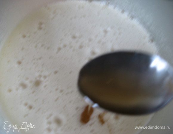Добавляем мёд и еще раз взбиваем.