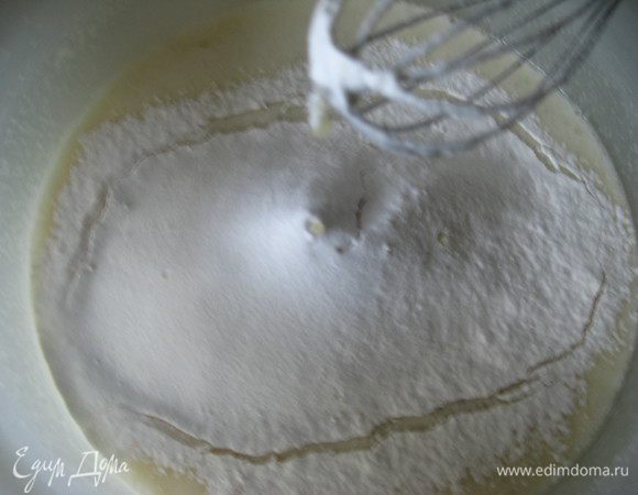 Просеиваем муку вместе с разрыхлителем и замешиваем тесто. Оно должно быть жидким, как на оладьи. Далее смазываем чашу мультиварки сливочным маслом и выливаем тесто. Выбираем программу выпечка и устанавливаем время 50 мин.