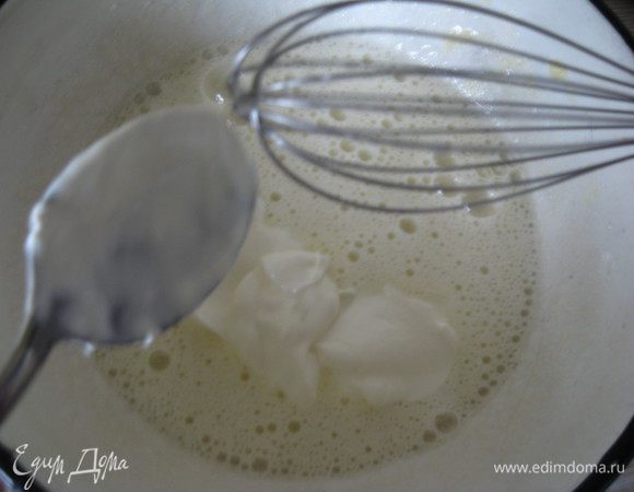 Пока печется торт, приготовим крем. Для этого яйца взбиваем с сахаром в крепкую пену и добавляем  сметану. Еще раз все перемешиваем и добавляем муку. Затем вливаем молоко и ставим на плиту. На медленном огне варим крем, помешивая венчиком, до закипания.