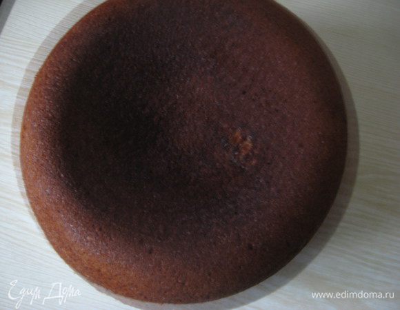 Готовый торт вынимаем при помощи чаши с дырочками и разрезаем на 3 коржа.