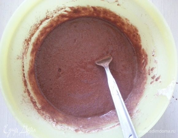 Я всегда делю тесто пополам, для того, чтобы сделать 2 варианта маффин. Сегодня в одну часть добавляю какао и сахар, в другую мед и мак.