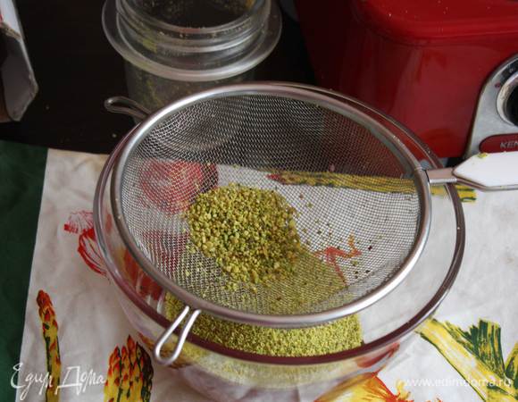 Теперь про украшения! Признаюсь честно, марципан хотела сама сделать, но вчера в магазине в отделе специй, увидела его, свежий-пресвежий, взяла. Фисташковую пасту делала сама, она нужна мне была еще в один рецепт, все руки не доходили, вот заодно и сделала) процесс описывать не буду - все расписано у Катюши. http://www.edimdoma.ru/retsepty/48561-fistashkovaya-pasta