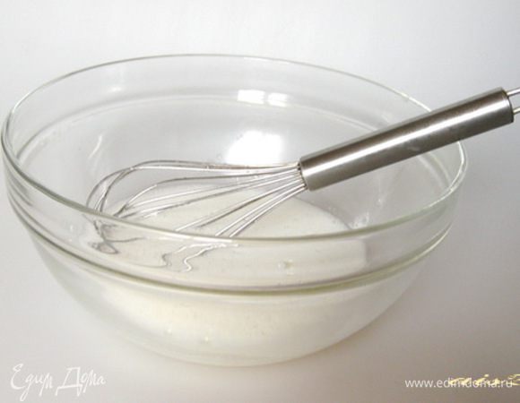 В кастрюлю насыпать белый сахар, влить молоко. Прогреть молоко до растворения сахара, постоянно помешивая. Снять с огня и перелить молоко в миску, дать немного остыть.