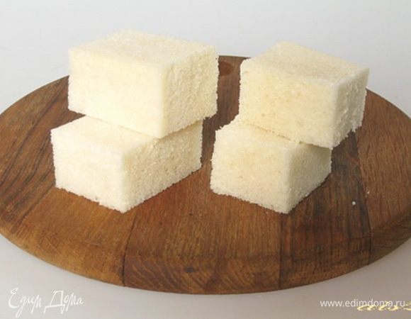 В это время вырезать из батона 16 одинаковых кусочков хлеба без корочки приблизительно по 15 г каждый. 