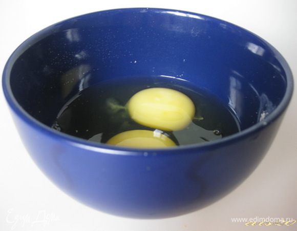 В остывшее молоко с сахаром вбить по одному яйца и хорошо взбить до однородной массы.