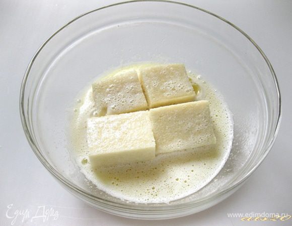 Кусочки хлеба выложить в сахарно-молочную смесь и дать хорошо пропитаться. Периодически переворачивать кусочки хлеба.